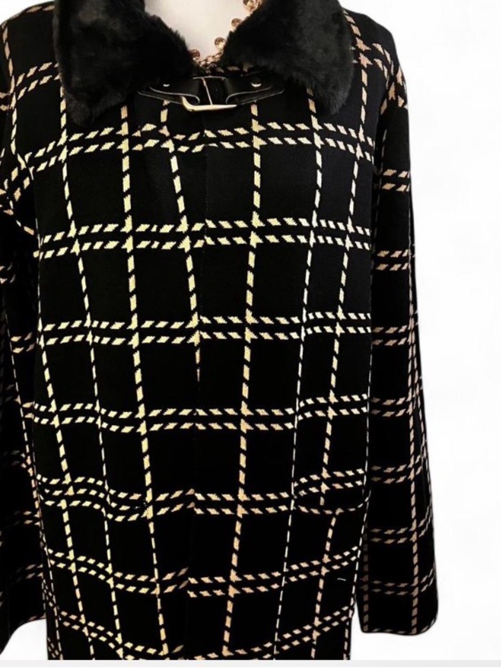 Old money, classic Badgley Mischka Black and tan with gold clasp Faux Fur Collar